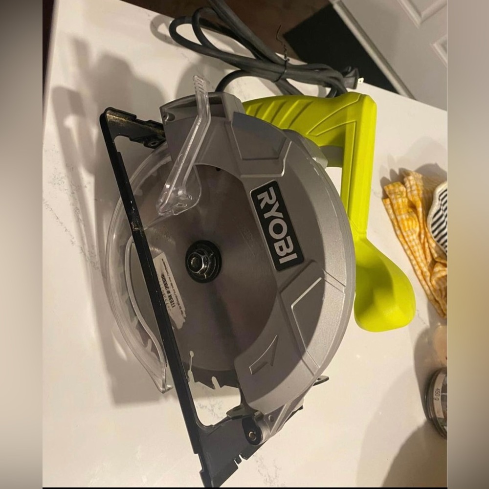 Circle saw in very good condition like new 7 1/4’ blade new blade